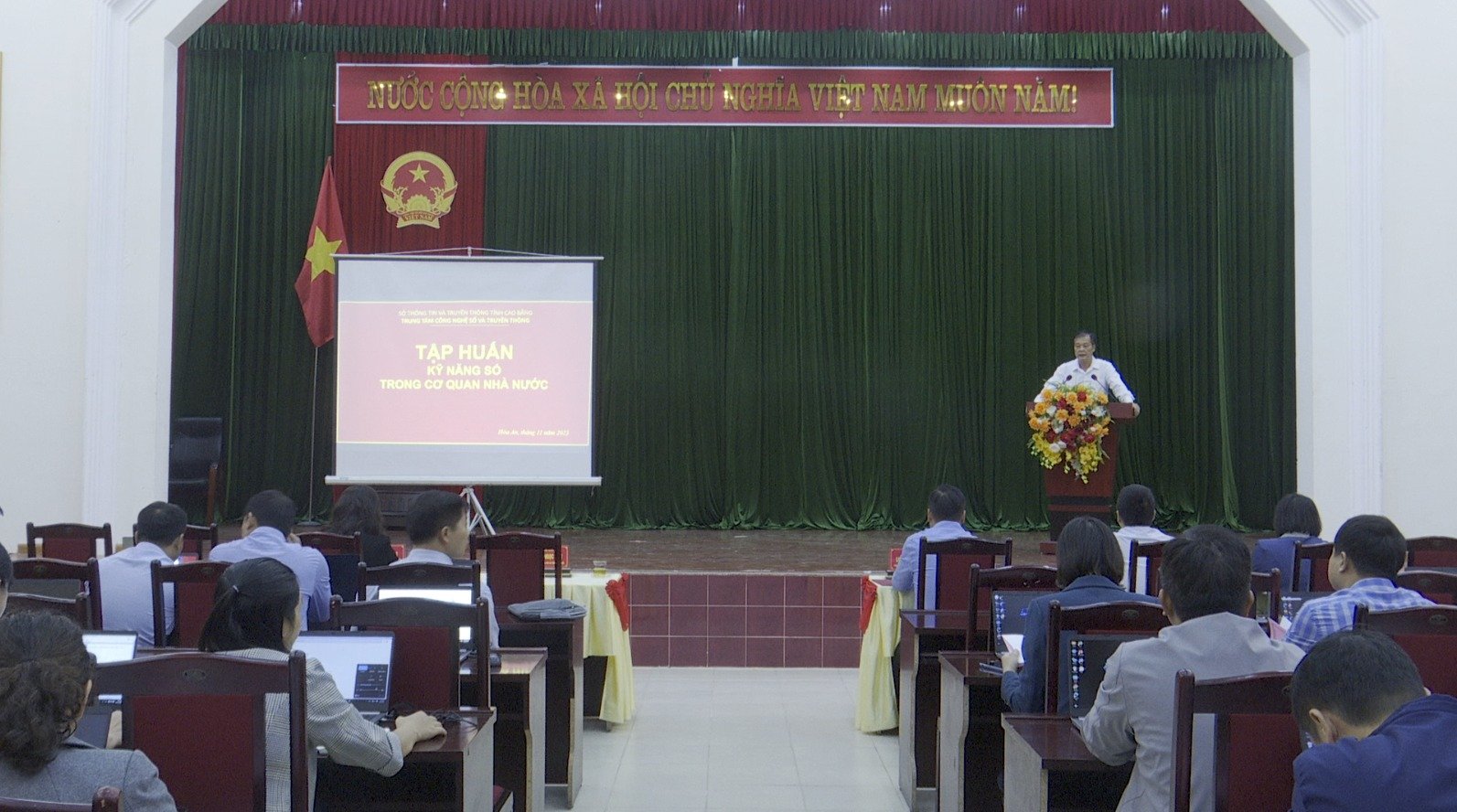 Đồng chí Hoàng Ngọc Sơn - Giám đốc Sở thông tin và Truyền thông tỉnh phát biểu tại buổi tập huấn.