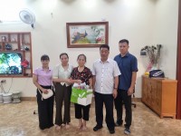 Đ/c Triệu Đình Thăng – Phó Giám đốc Sở, Chủ tịch CĐCS Sở TT&TT tặng quà gia đình chính sách tại thành phố Cao Bằng