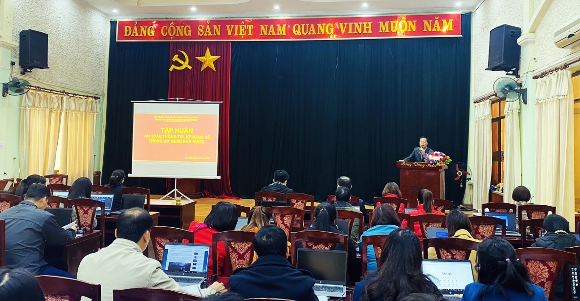 Đồng chí Hoàng Ngọc Sơn - Giám đốc Sở thông tin và Truyền thông tỉnh Cao Bằng phát biểu tại buổi tập huấn.