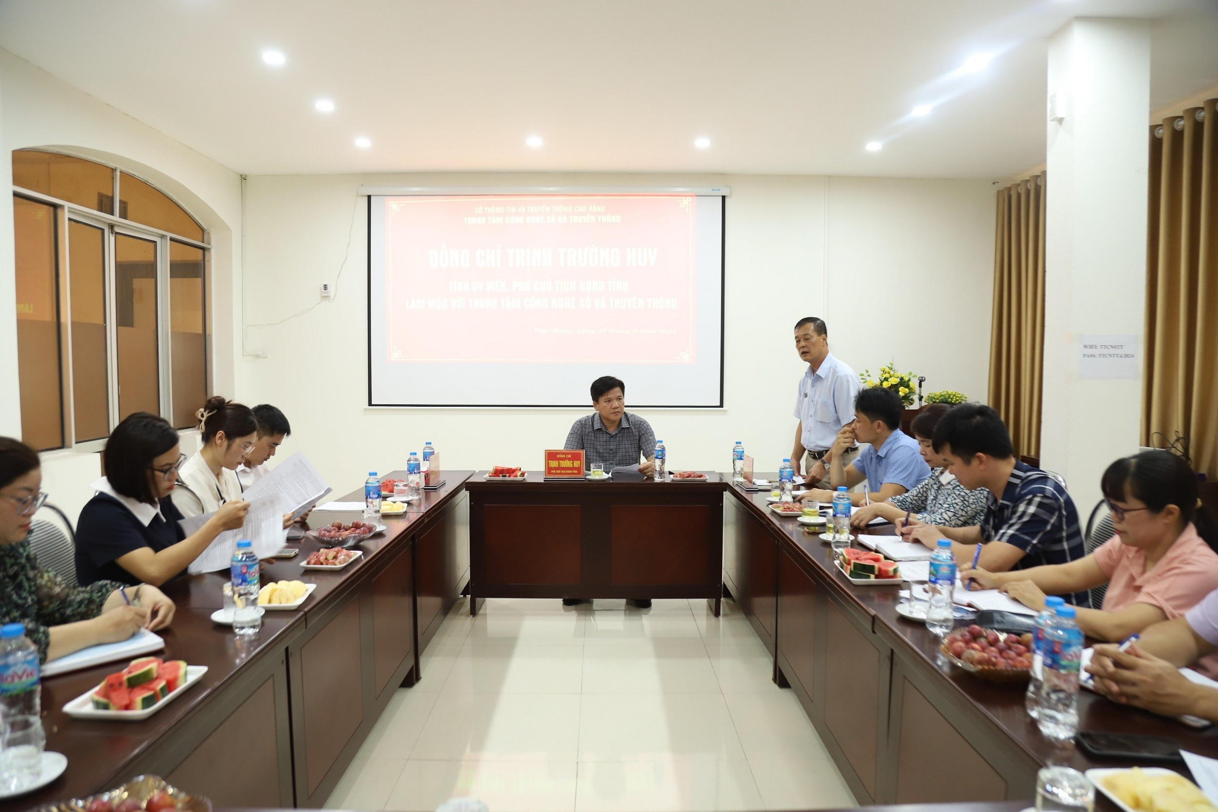 Đồng chí Trịnh Trường Huy, Tỉnh uỷ viên, Phó Chủ tịch UBND tỉnh thăm và làm việc tại Trung tâm Công nghệ số và Truyền thông