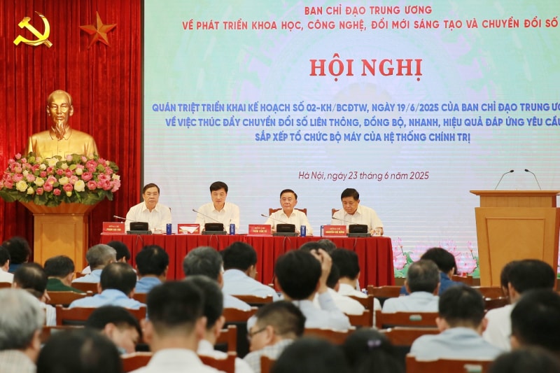 Thường trực Ban Bí thư Trần Cẩm Tú và các đồng chí lãnh đạo Trung ương chủ trì hội nghị.