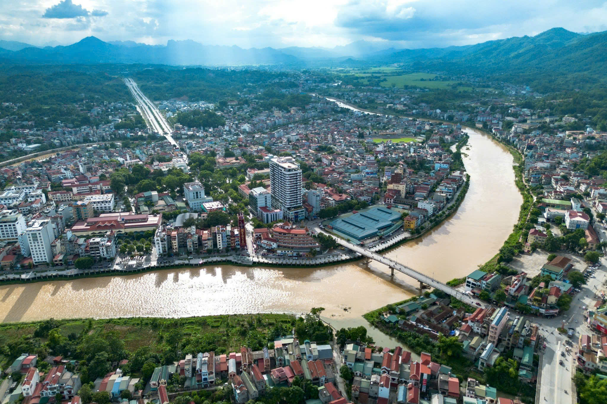 Ảnh minh họa: Thành phố Cao Bằng nhìn từ trên cao.