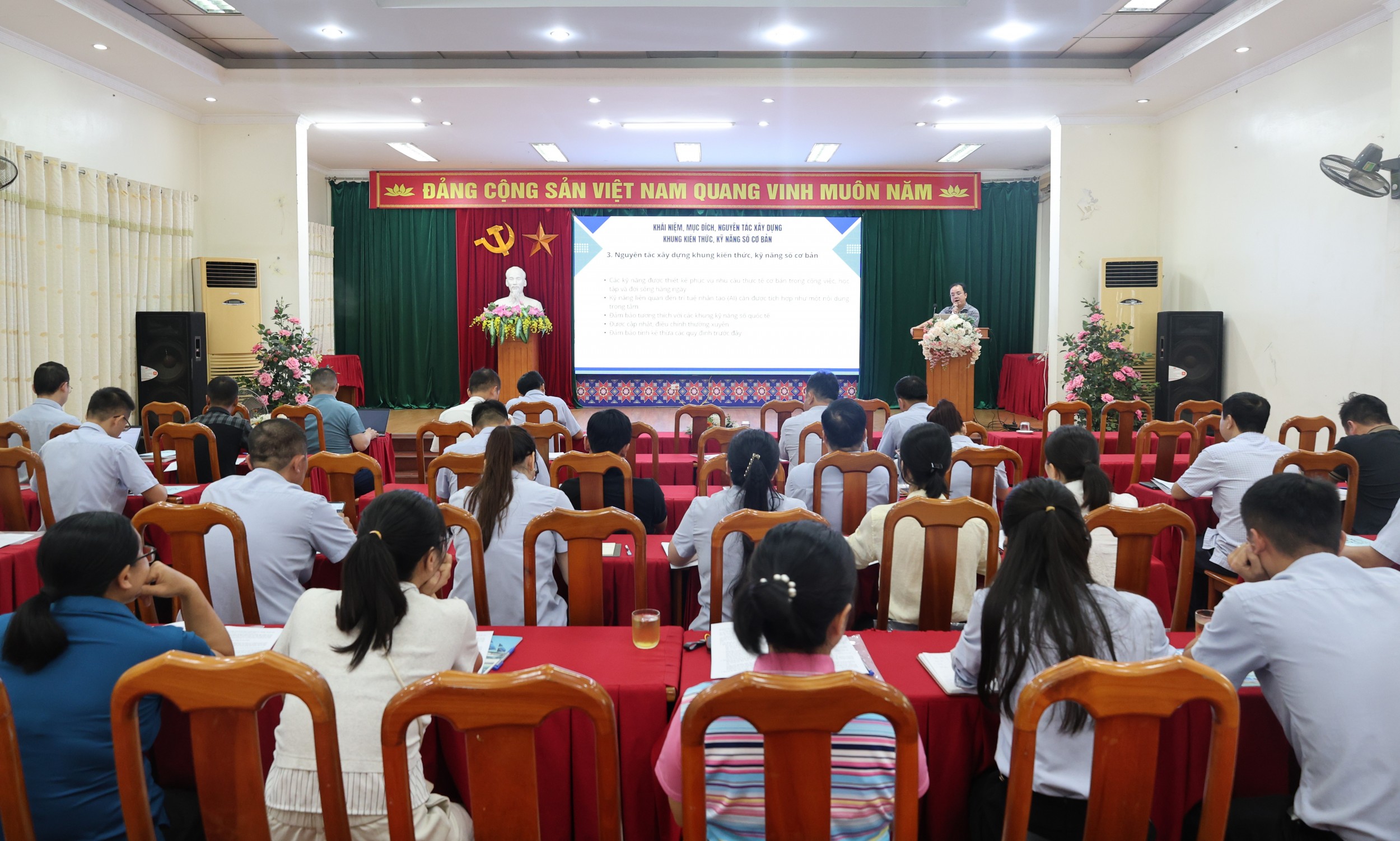 Các học viên dự lớp tập huấn