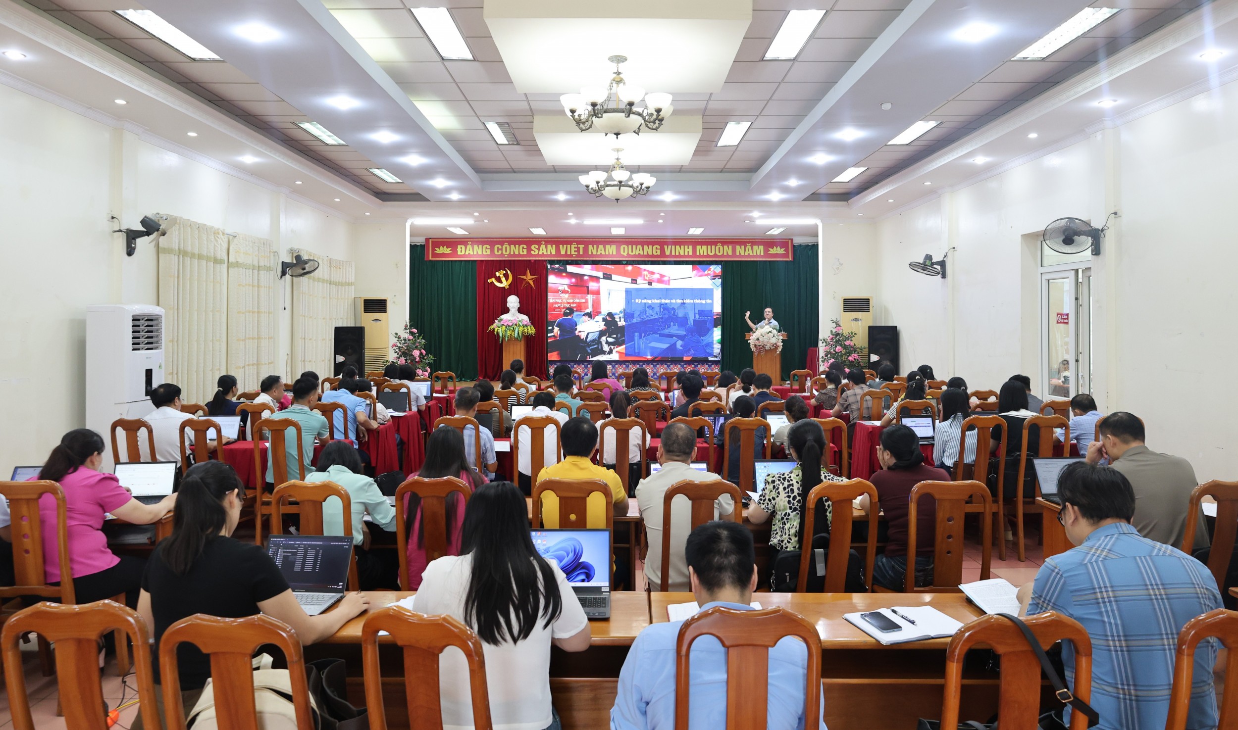 Toàn cảnh
