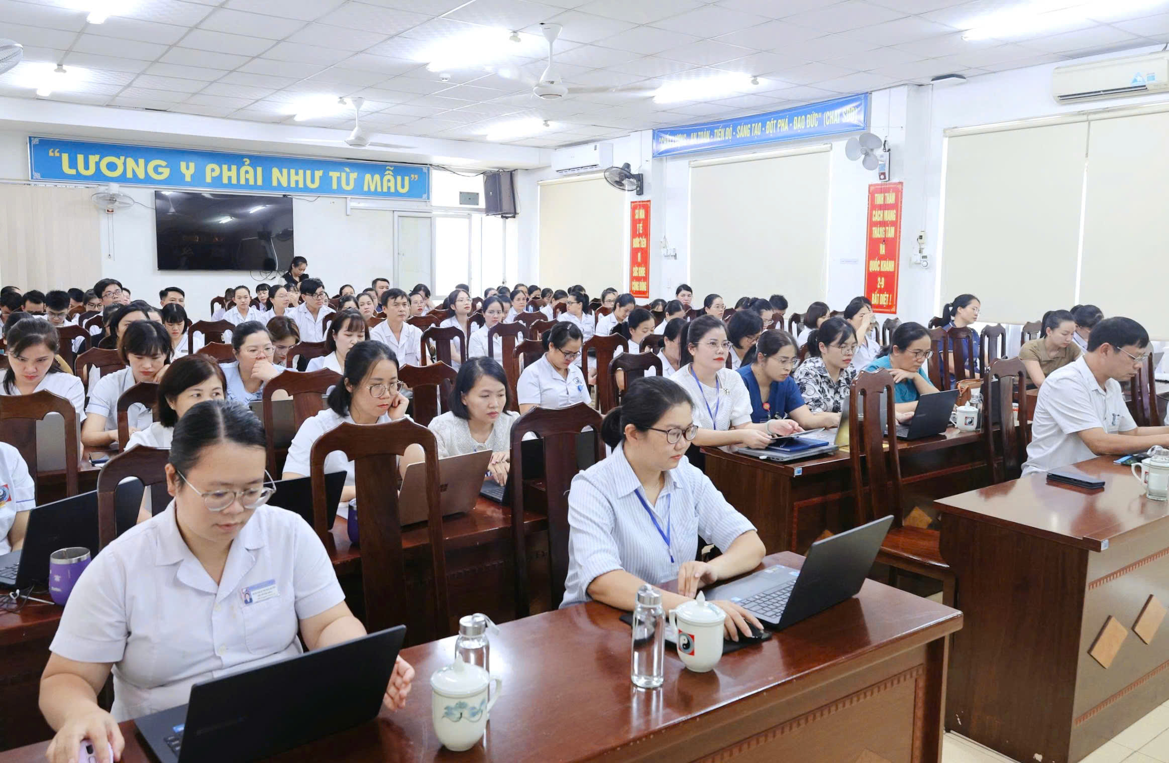 Các học viên thực hành tại lớp tập huấn.